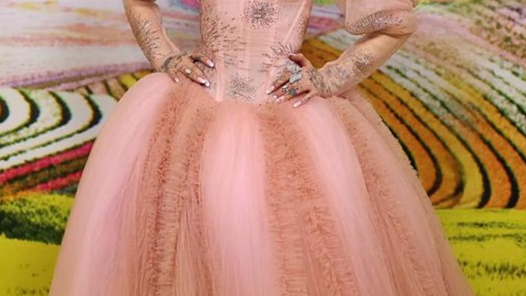 Ariana Grande's incredible transformation with a bow and pink dress before the premiere of 'Wicked'