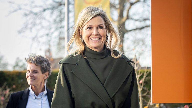 Queen Máxima stunned at her last appearance in a fabric coat, leather-effect skirt and 'Made in Spain' earrings