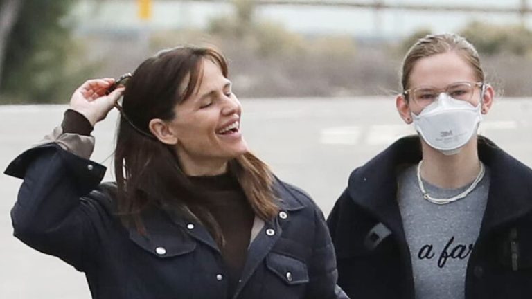 Jennifer Garner smiles with her daughter Violet after returning home for Thanksgiving break