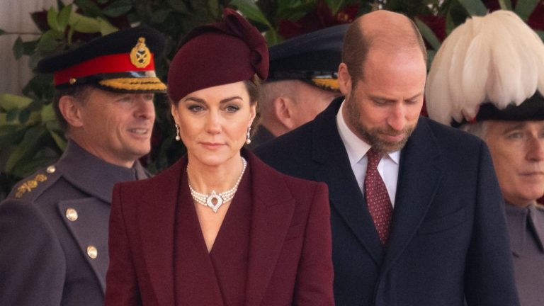 Kate Middleton reappears wearing Elizabeth II's diamond and Japanese pearl necklace