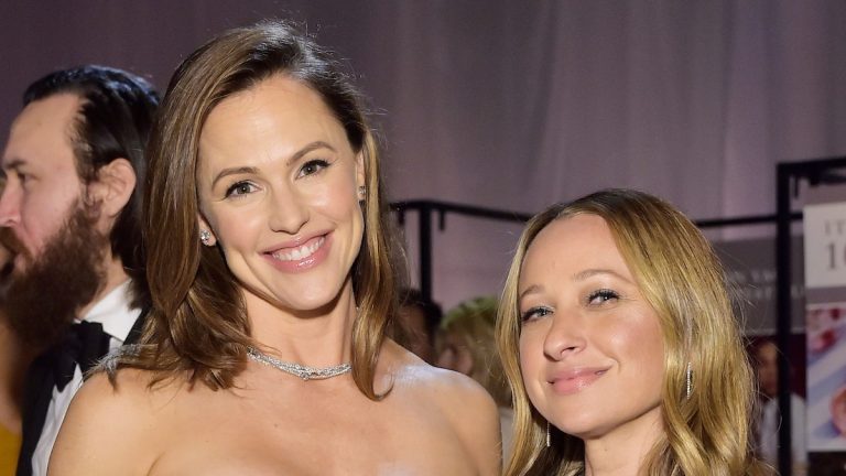 Jennifer Garner has a girls night out after Thanksgiving with Ben Affleck