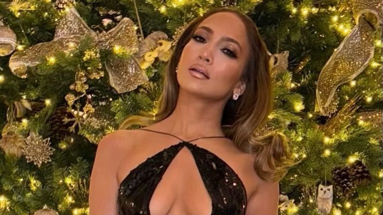 Jennifer Lopez poses spectacularly in these photos that hide a message