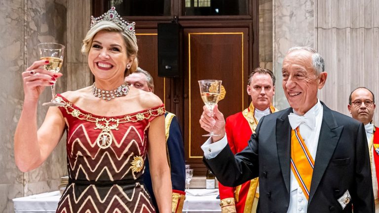 Maxima dazzled with her zig-zag striped dress, ruby ​​tiara and a Portuguese detail.