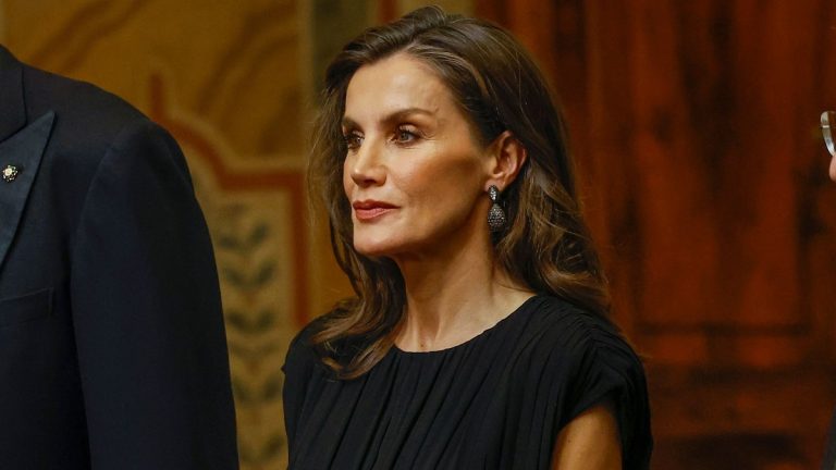 Queen Letizia, dazzling at the gala in her new black dress: a tribute to Italy