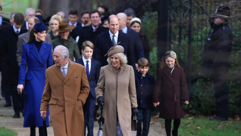 Who are the 45 people that Charles III invited to spend Christmas?