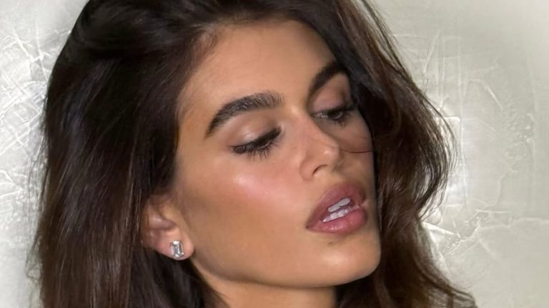 Kaia Gerber surrenders to the 'blowout' hairstyle for elegant women