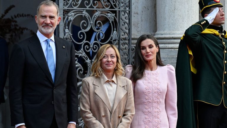 King Felipe and Letizia's viral moment in their photo with Georgia Meloni