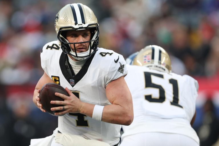 Saints QB Derek Carr leaves win over Giants early with hand injury after awkward fall