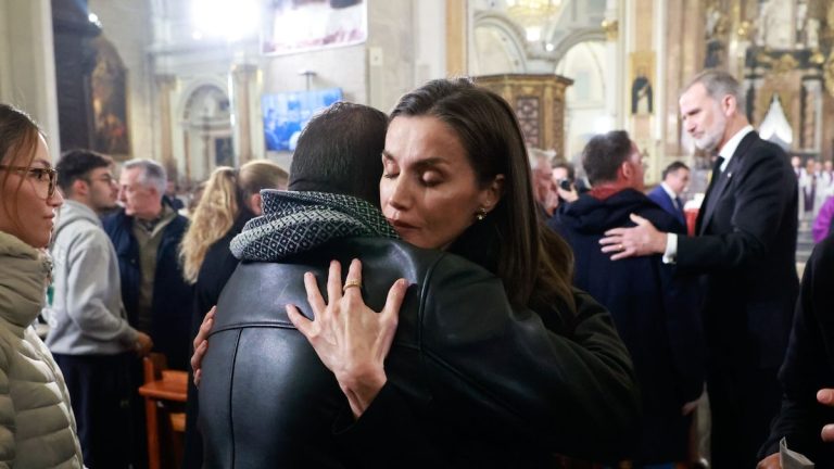 The kings embrace the families of those killed by DANA after the funeral